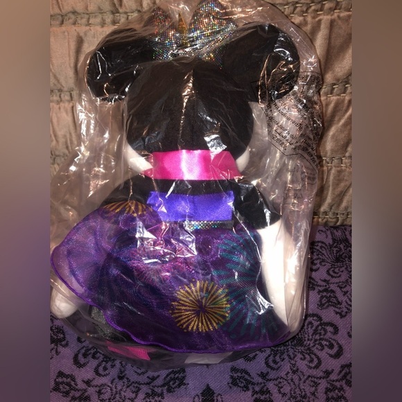 Minnie Mouse: The Main Attraction Plush – Nighttime Fireworks & Castle F… - Picture 5 of 6